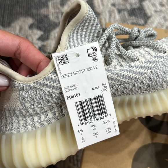 Yeezy 350 V2 - Picture 4 of 8
